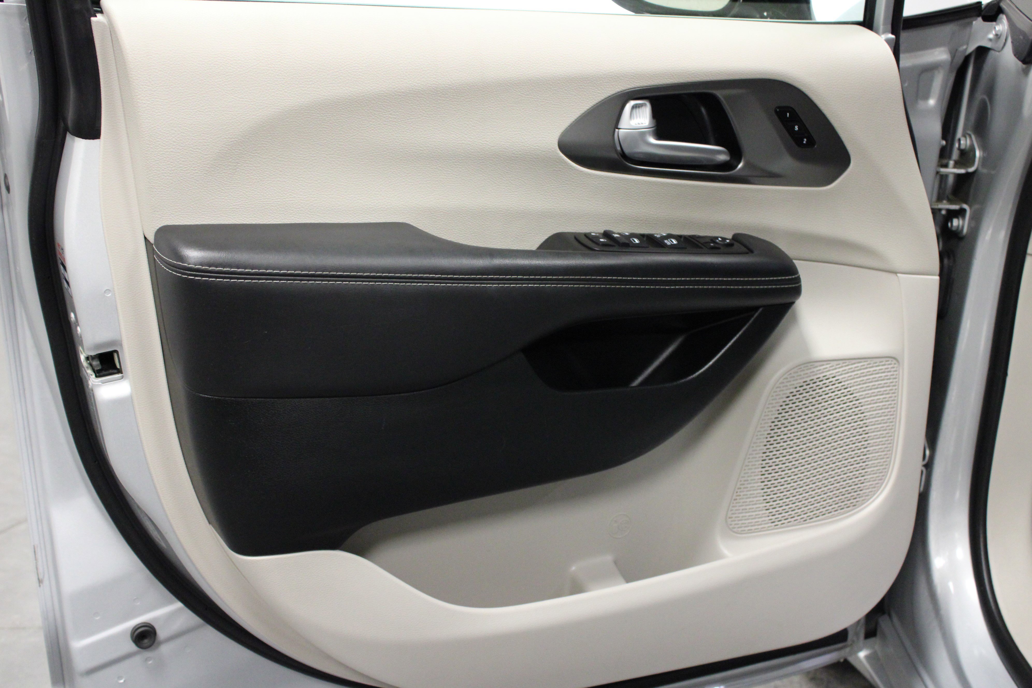 Used 2024 Chrysler Pacifica Touring-L image 11
