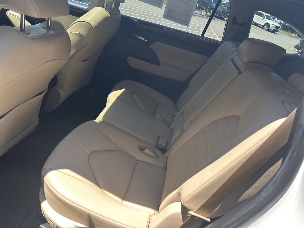 Used 2020 Toyota Highlander XLE AWD/4WD image 12