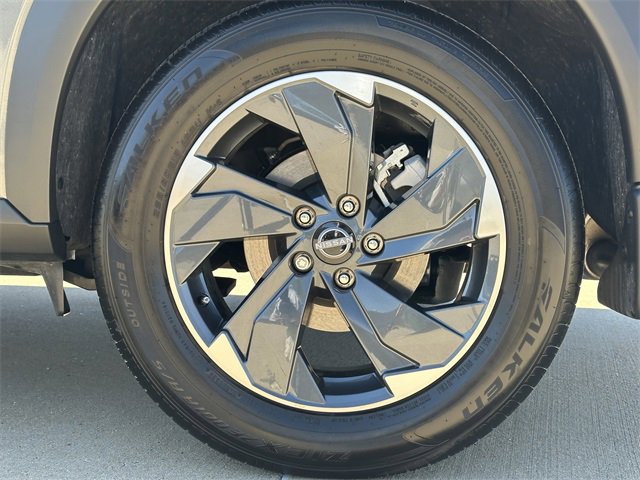 Used 2025 Nissan Rogue SV w/ SV Premium Package image 7