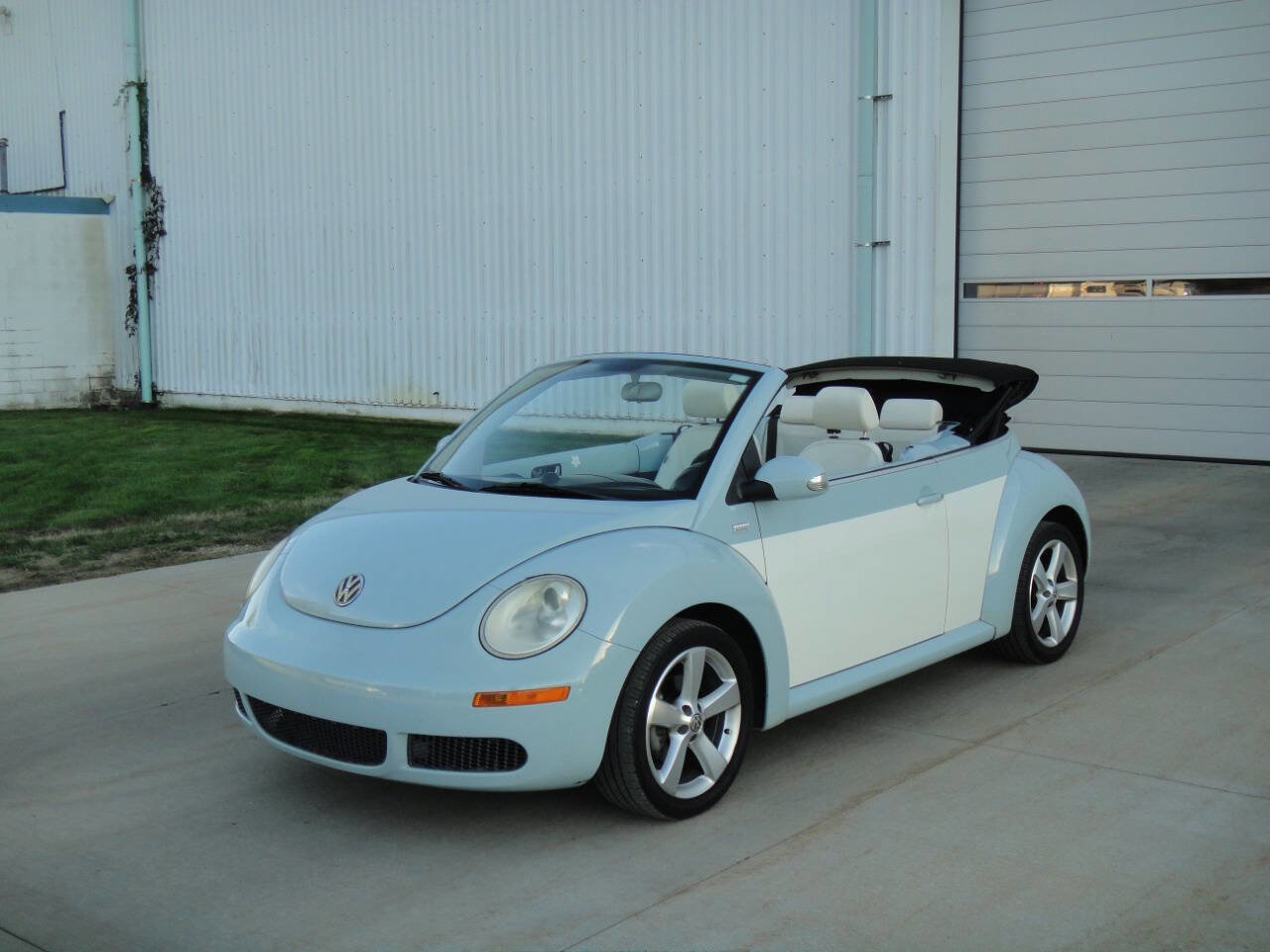 Used 2010 Volkswagen Beetle Final Edition image 2