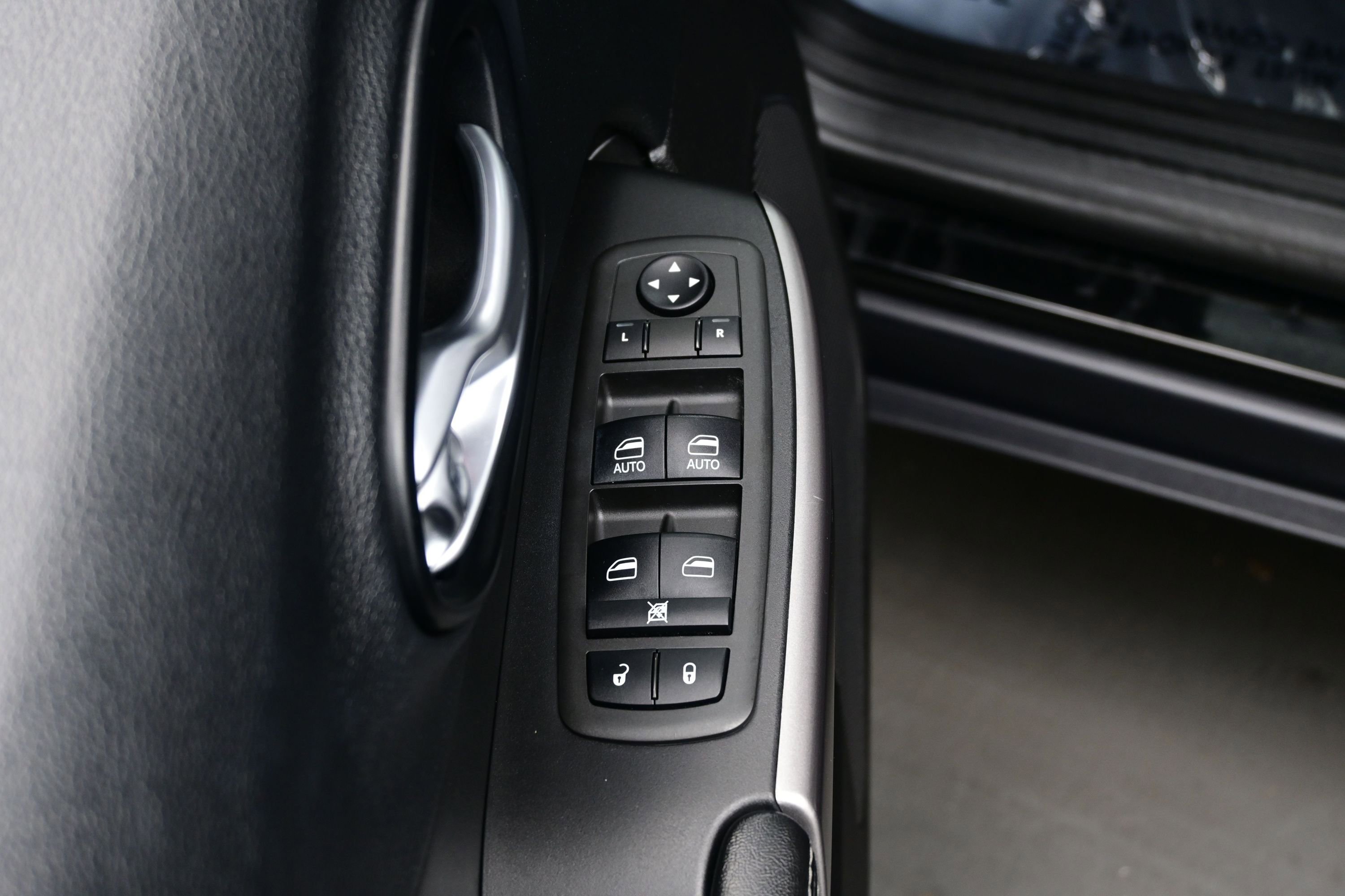 Used 2021 Jeep Cherokee Latitude Lux w/ Comfort/Convenience Group AWD/4WD image 10