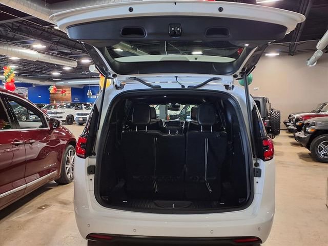Used 2024 Chrysler Pacifica Select image 11