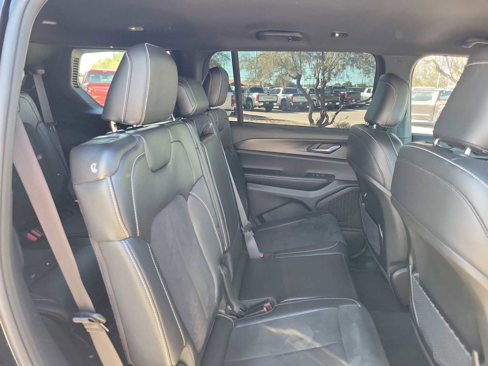 Used 2025 Jeep Grand Cherokee L Laredo image 13