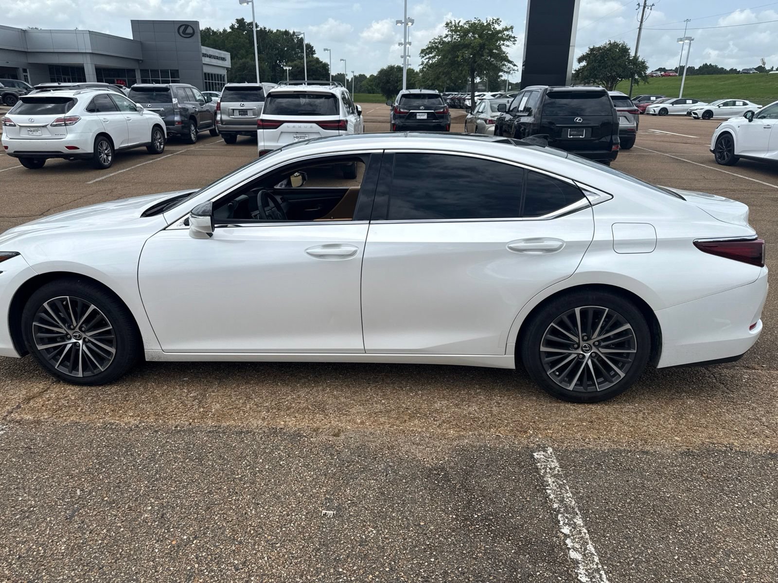 Used 2023 Lexus ES 350 w/ Premium Package FWD image 8