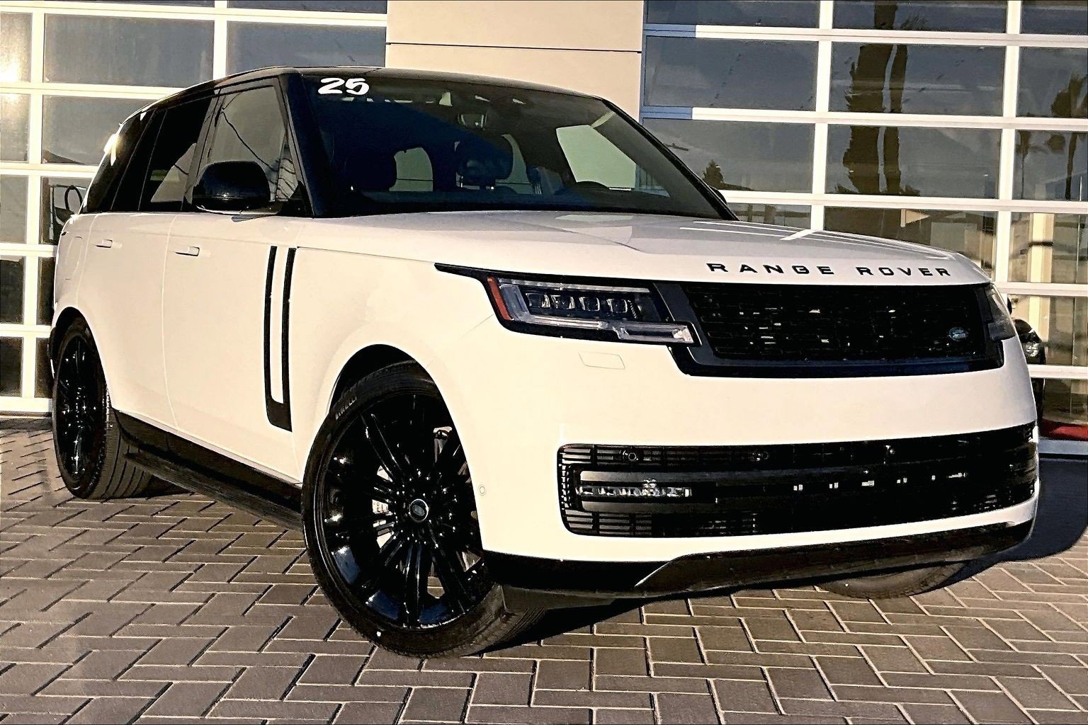 Used 2025 Land Rover Range Rover SE image 3