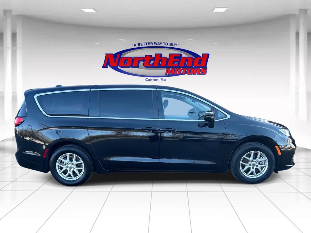 Used 2024 Chrysler Pacifica Touring-L image 2