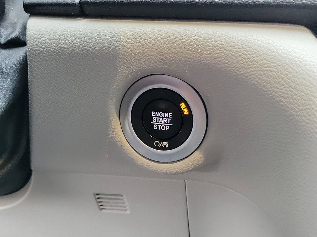 Used 2023 Chrysler Pacifica Touring-L image 9