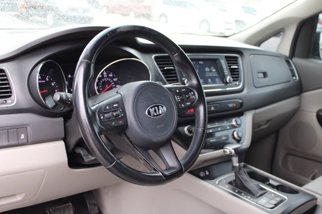 Used 2017 Kia Sedona LX w/ LX Essentials Premium Package image 17