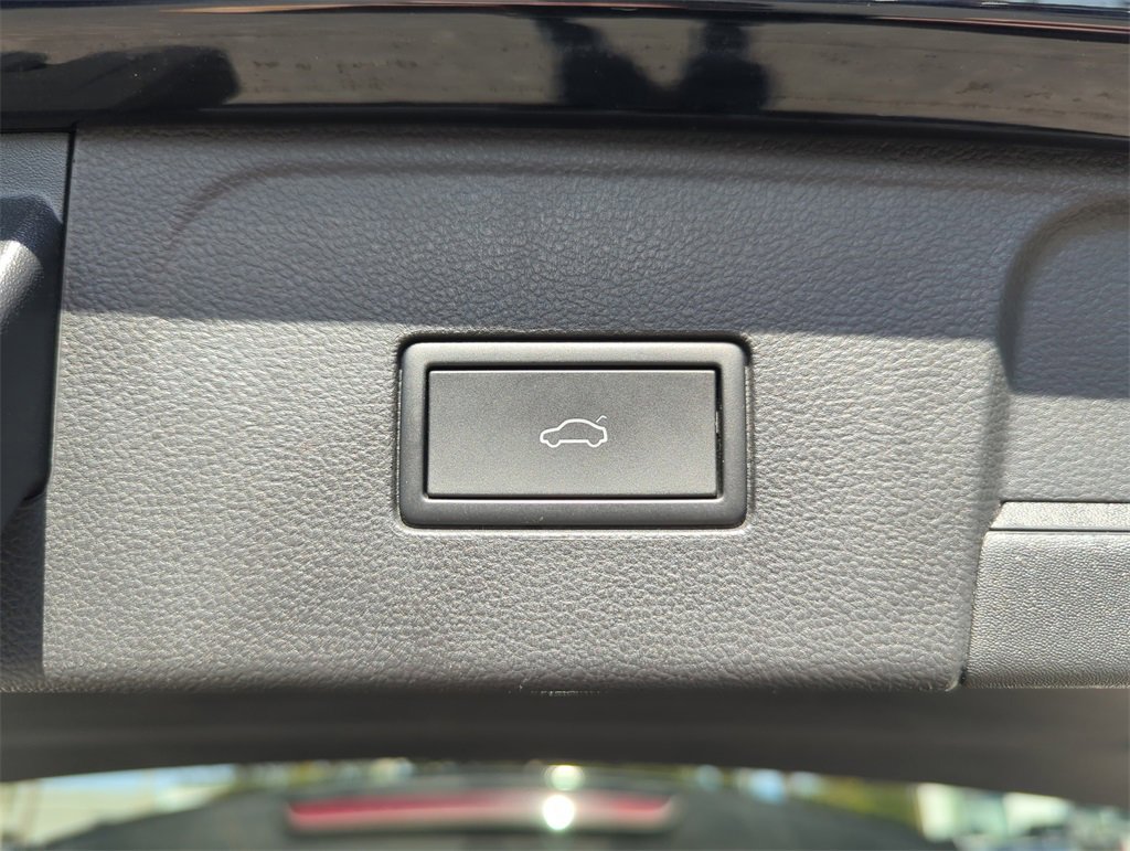 Used 2025 Volkswagen Atlas SE image 21