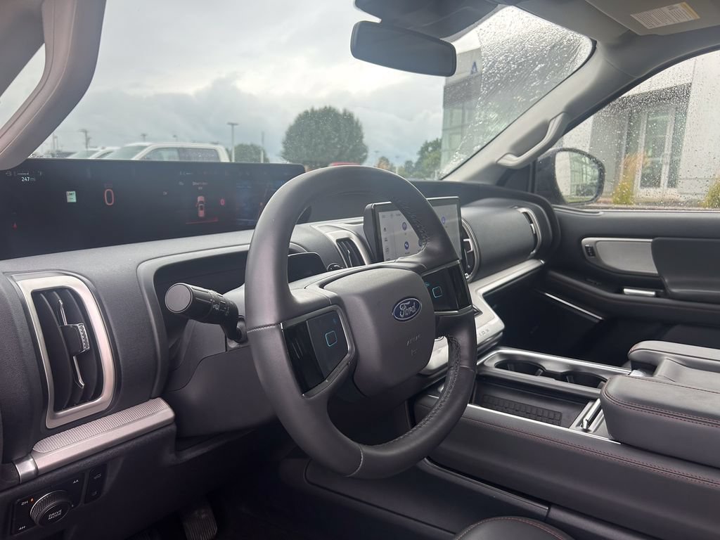 Used 2025 Ford Expedition Active AWD/4WD image 9