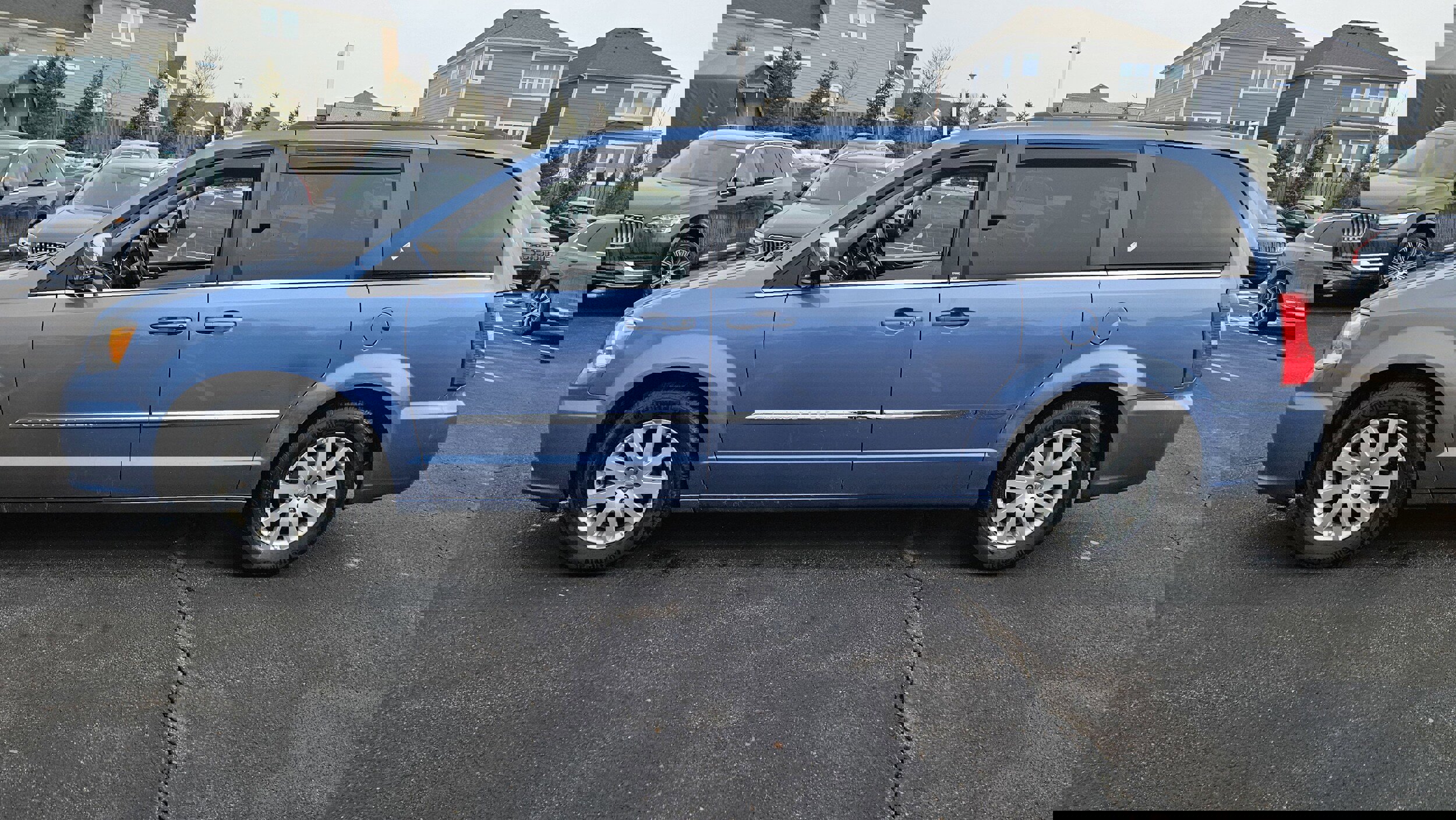 Used 2011 Chrysler Town & Country Touring-L w/ Driver Convenience Group image 7