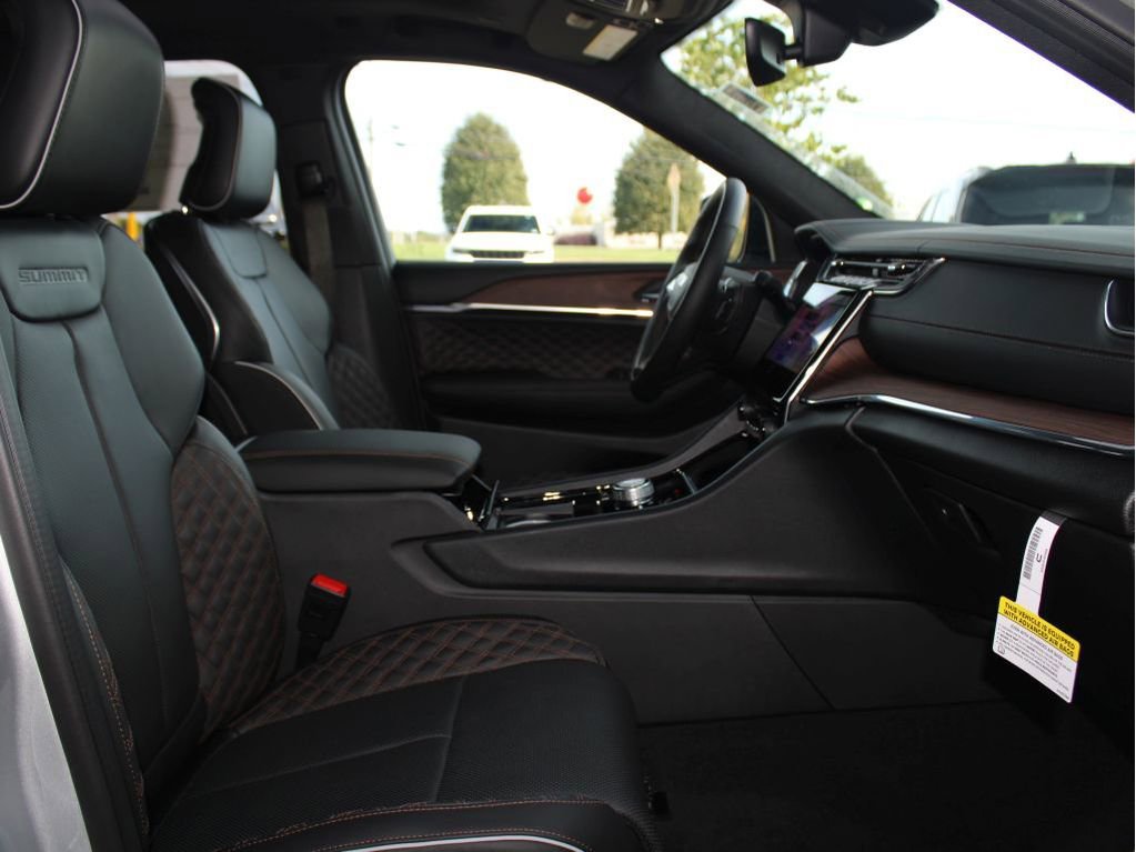 New 2025 Jeep Grand Cherokee Summit image 33