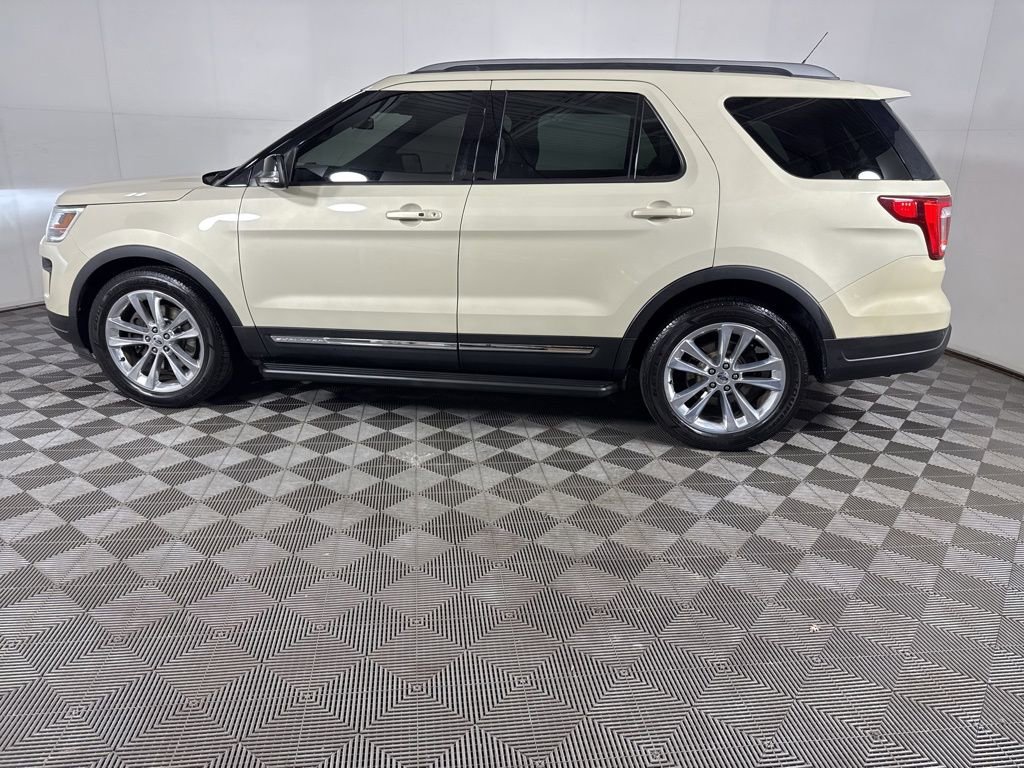 Used 2018 Ford Explorer XLT w/ Equipment Group 202A FWD image 5