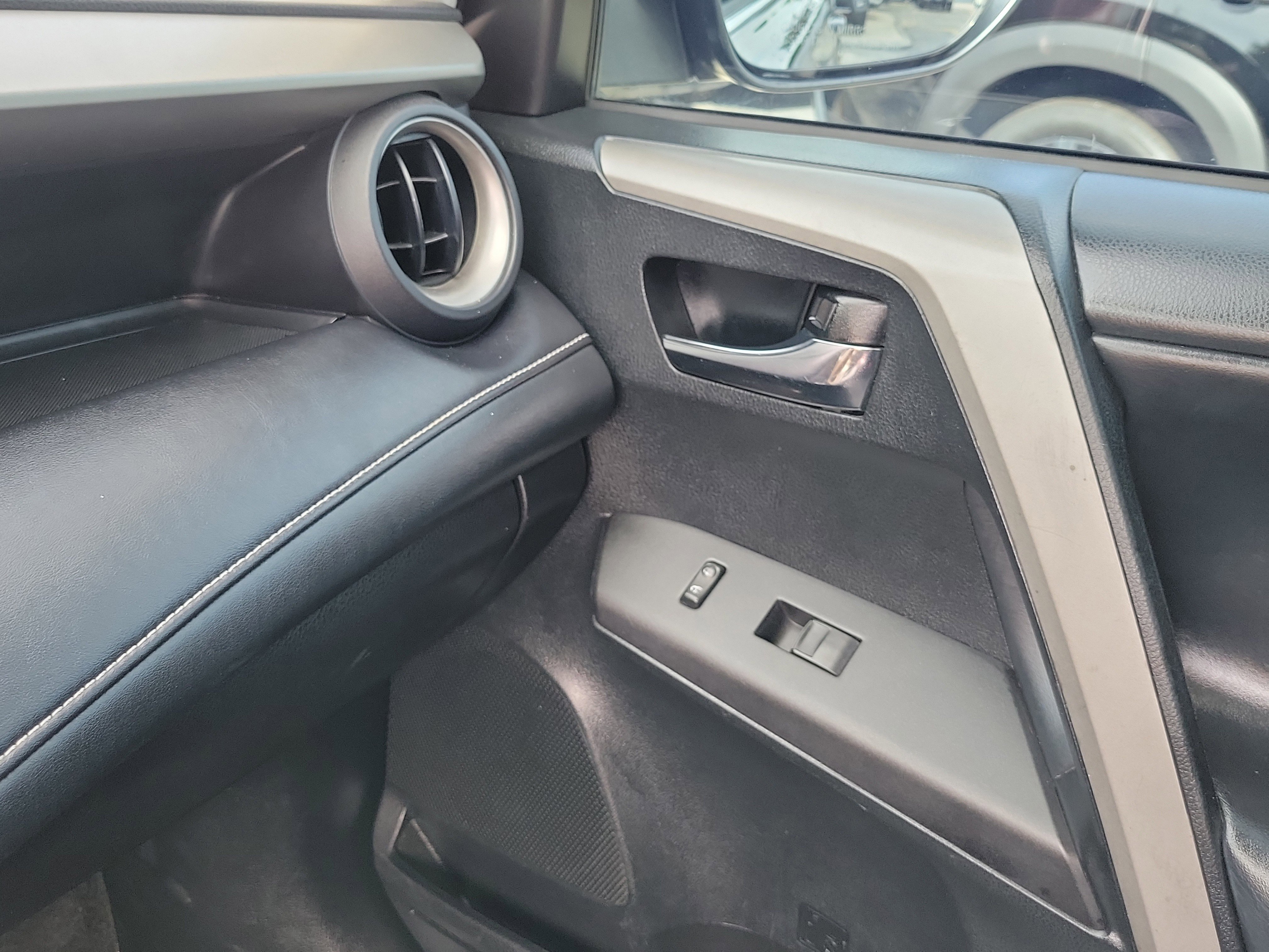Used 2018 Toyota RAV4 XLE w/ Plus Extra Value Package FWD image 29