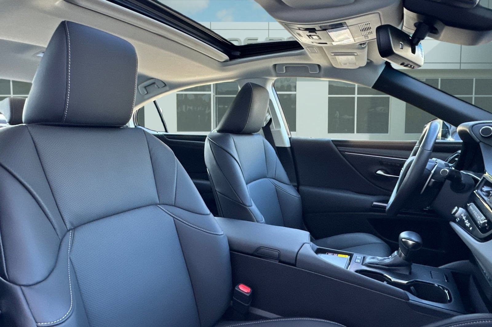 Certified 2025 Lexus ES 300h w/ Premium Package image 33