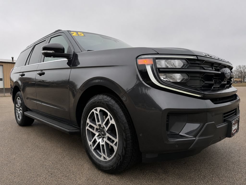 Used 2025 Ford Expedition Active AWD/4WD image 3