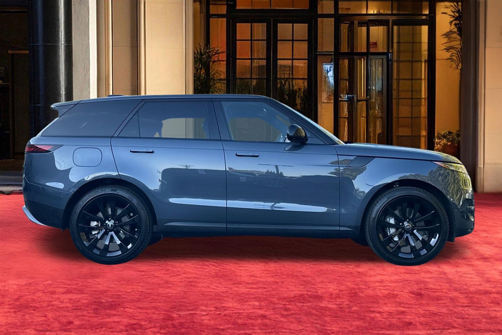 Used 2025 Land Rover Range Rover Sport SE image 9