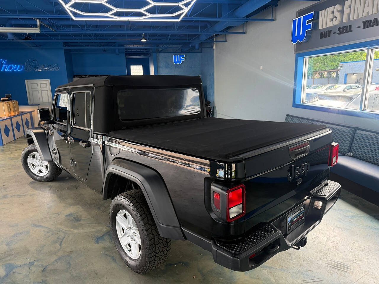Used 2020 Jeep Gladiator Sport w/ Technology Group AWD/4WD image 2