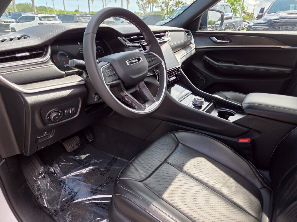 Used 2025 Jeep Grand Cherokee Limited AWD/4WD image 29
