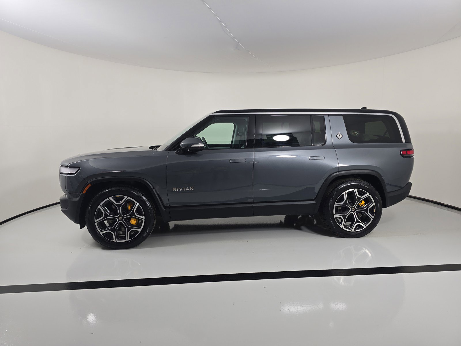 Used 2024 Rivian R1S Adventure AWD/4WD image 2