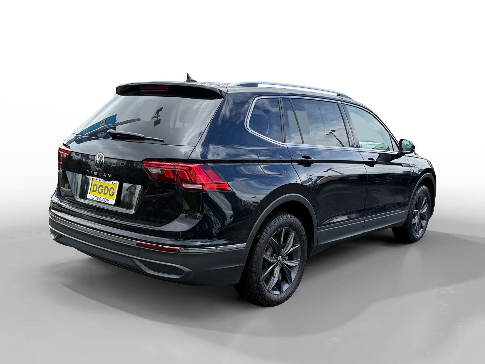 Certified 2023 Volkswagen Tiguan SE w/ Panoramic Sunroof Package image 5