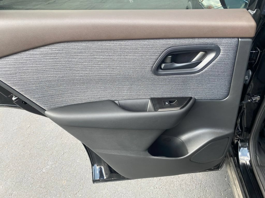 Used 2023 Nissan Rogue S AWD/4WD image 37