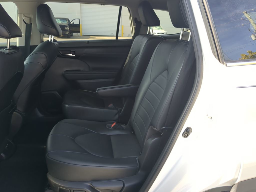 Used 2021 Toyota Highlander XLE image 20