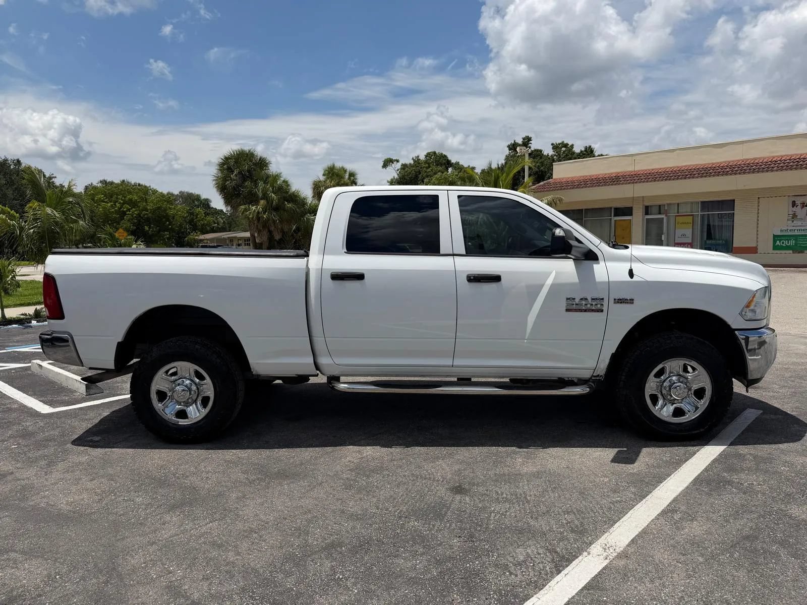Used 2014 RAM 2500 Tradesman w/ Chrome Appearance Group AWD/4WD image 4