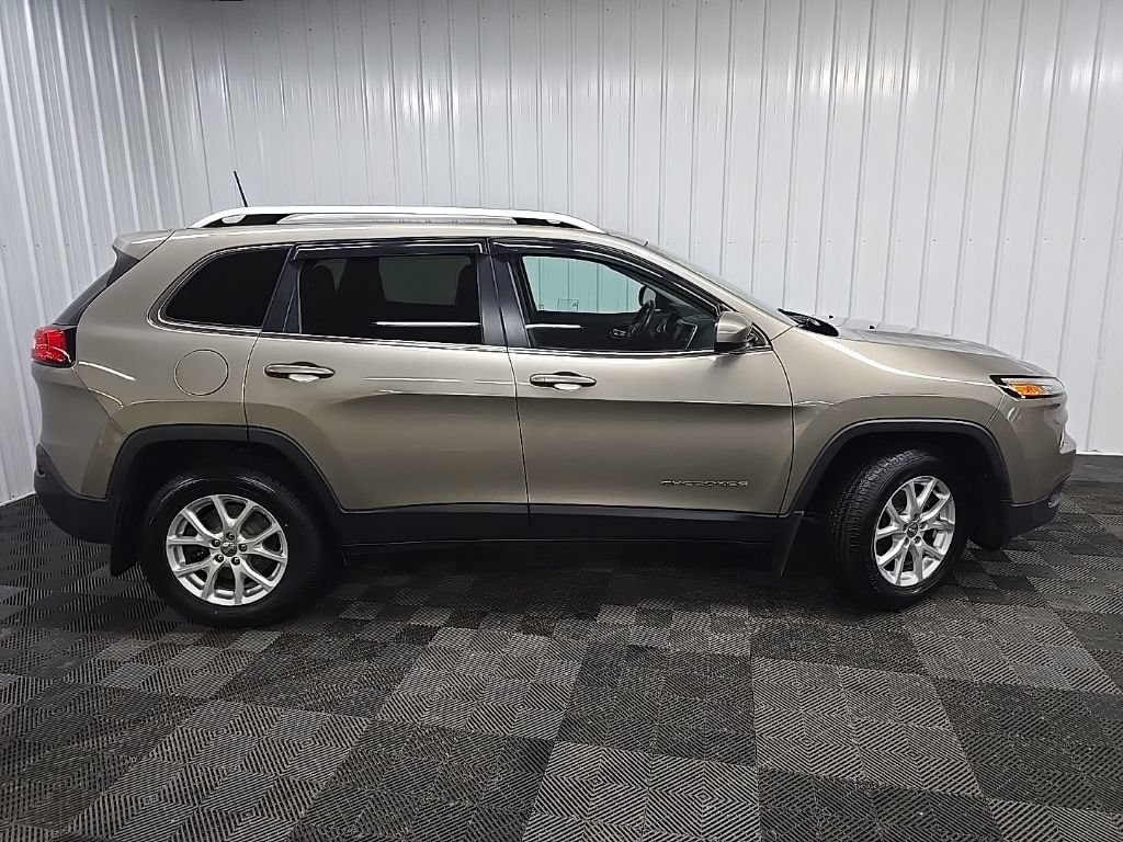 Used 2016 Jeep Cherokee Latitude w/ Cold Weather Group AWD/4WD image 2