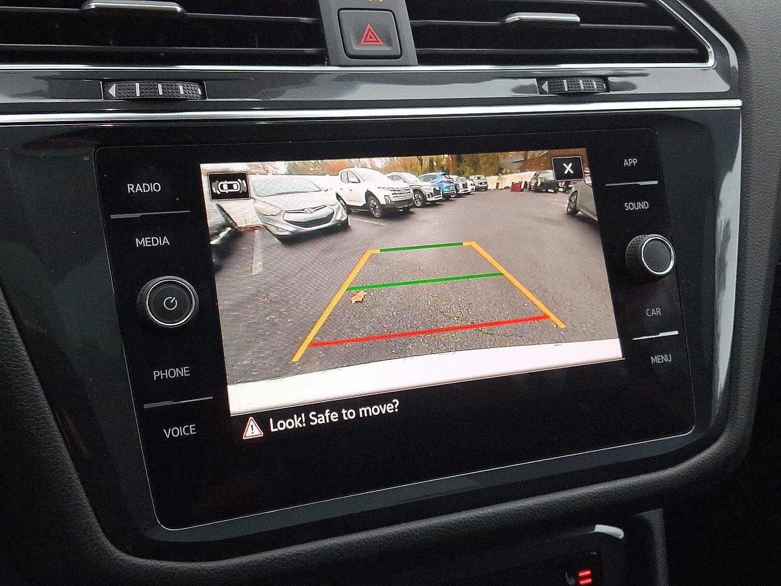 Used 2022 Volkswagen Tiguan SE w/ Panoramic Sunroof Package image 19