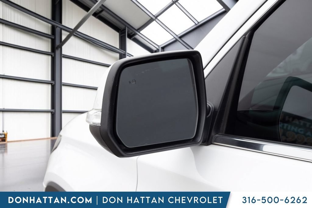 Used 2023 Chevrolet Traverse LT FWD image 28