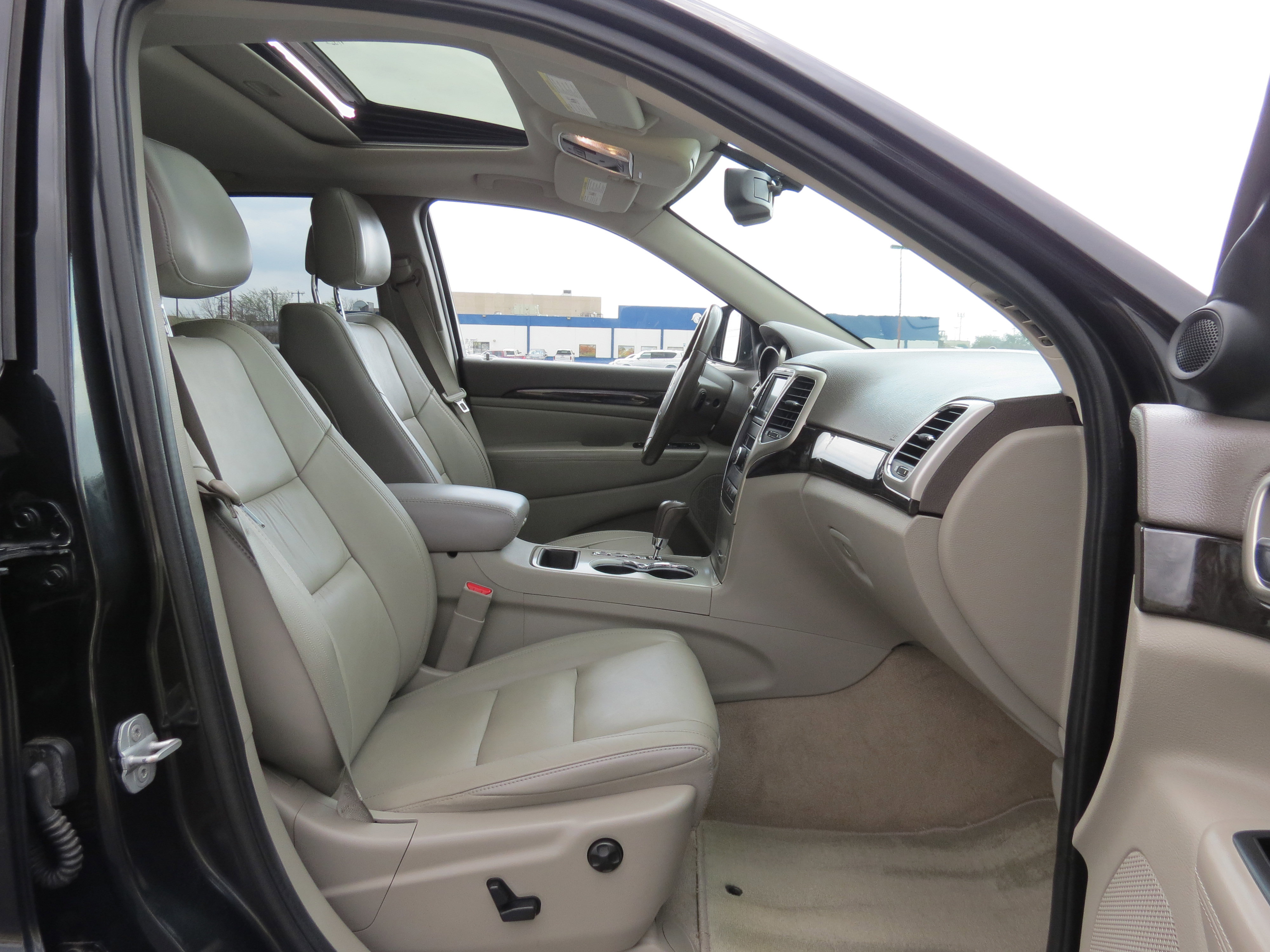 Used 2012 Jeep Grand Cherokee Laredo RWD image 35