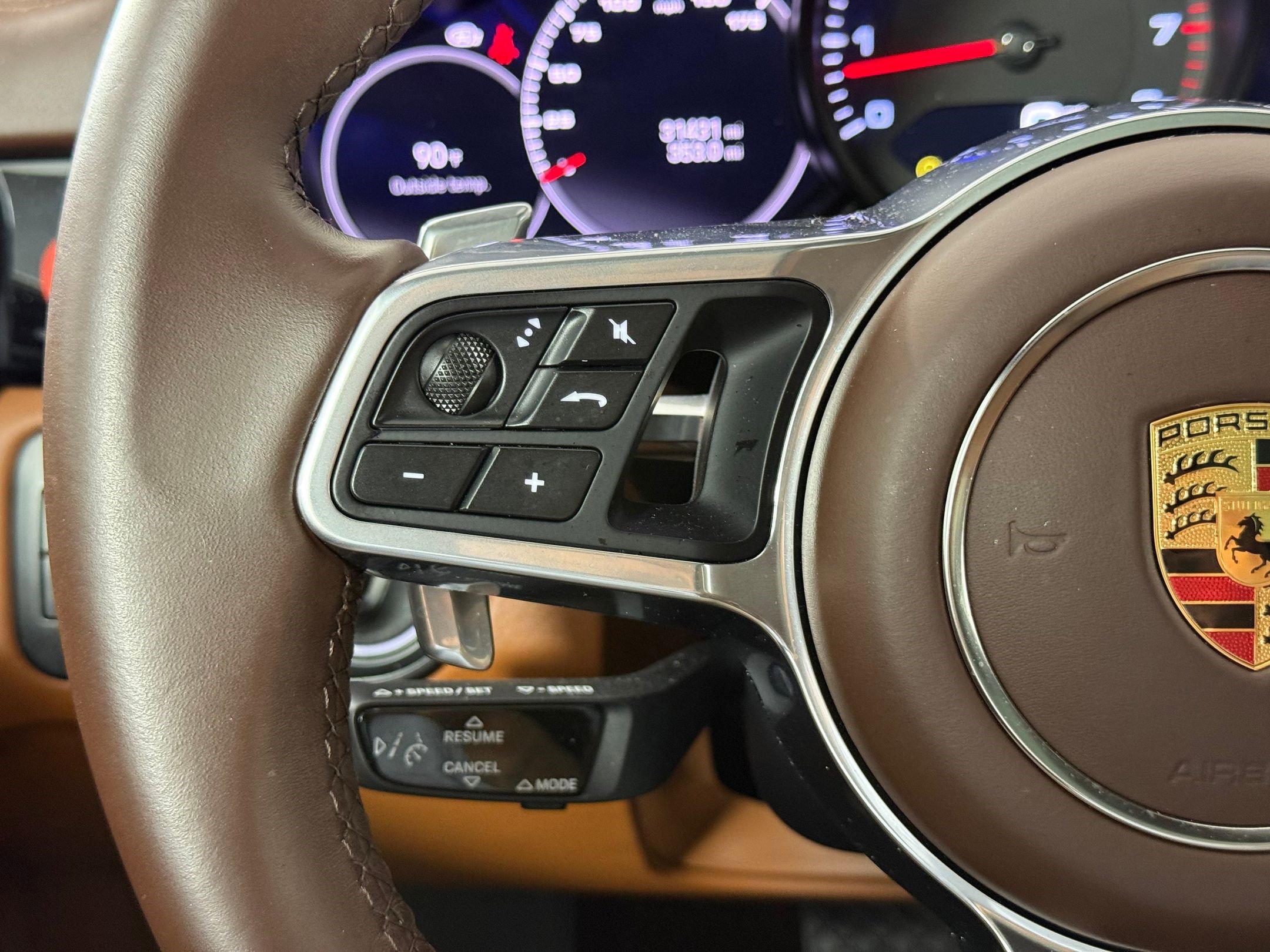 Certified 2023 Porsche Cayenne Platinum Edition image 22