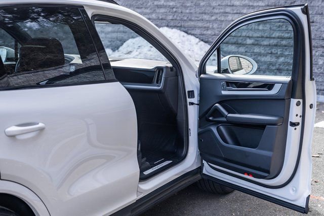 Used 2024 Porsche Cayenne image 15