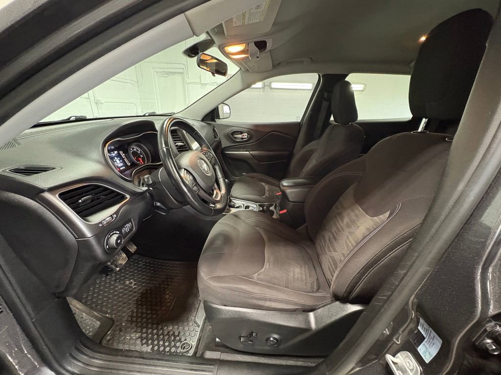 Used 2019 Jeep Cherokee Latitude w/ Cold Weather Group image 15