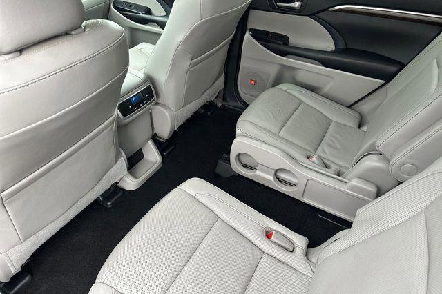 Used 2016 Toyota Highlander Limited image 16