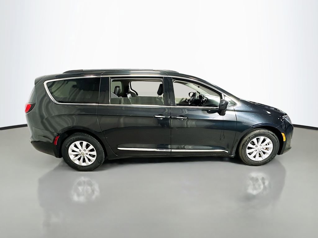 Used 2017 Chrysler Pacifica Touring-L image 9