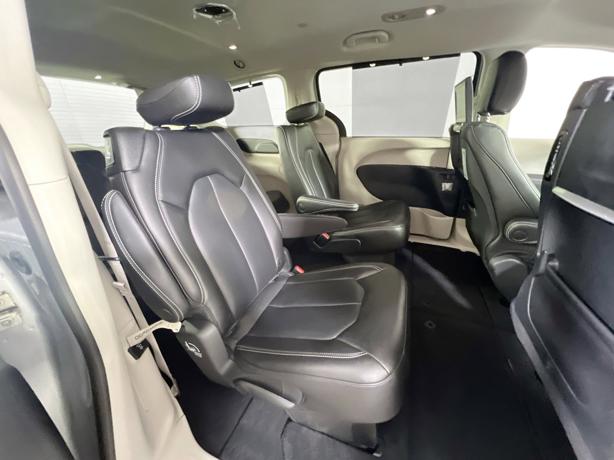 Used 2023 Chrysler Pacifica Touring-L w/ Uconnect Theater Family Group image 29