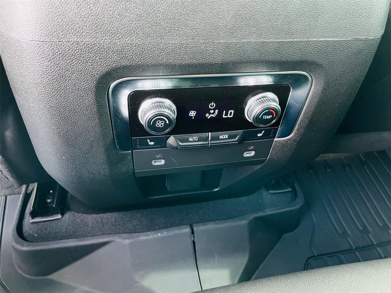 Used 2024 GMC Yukon XL SLT w/ SLT Luxury Package image 23