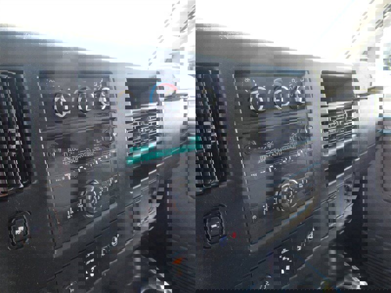 Used 2018 Chevrolet Express 2500 Extended image 18