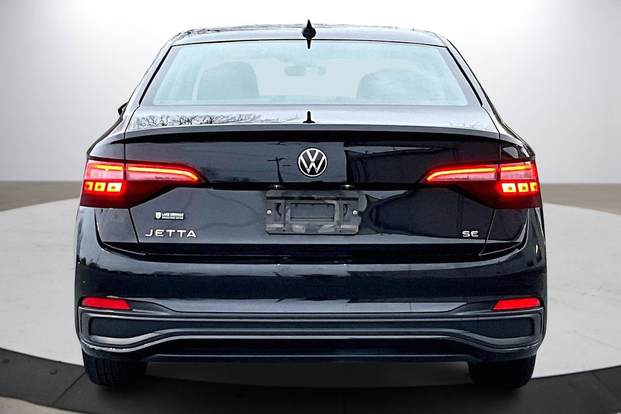 Used 2024 Volkswagen Jetta SE image 8