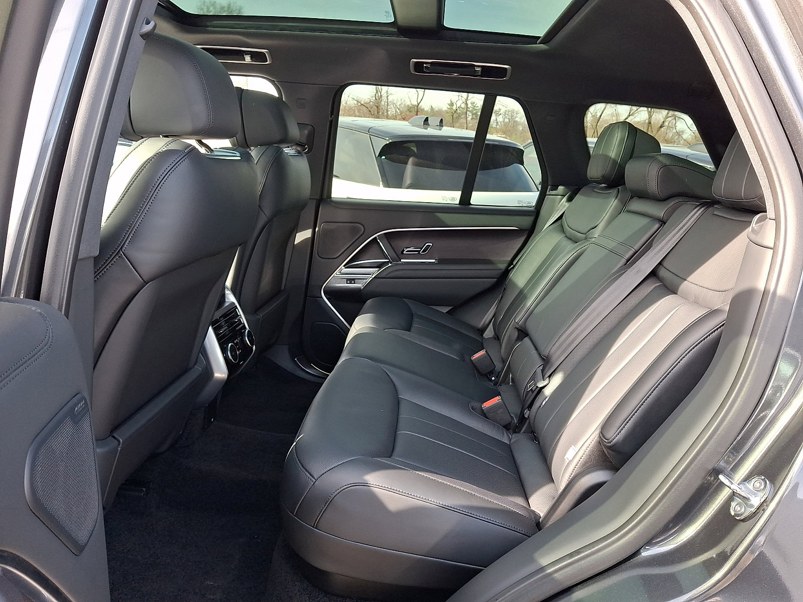 New 2025 Land Rover Range Rover SE image 5