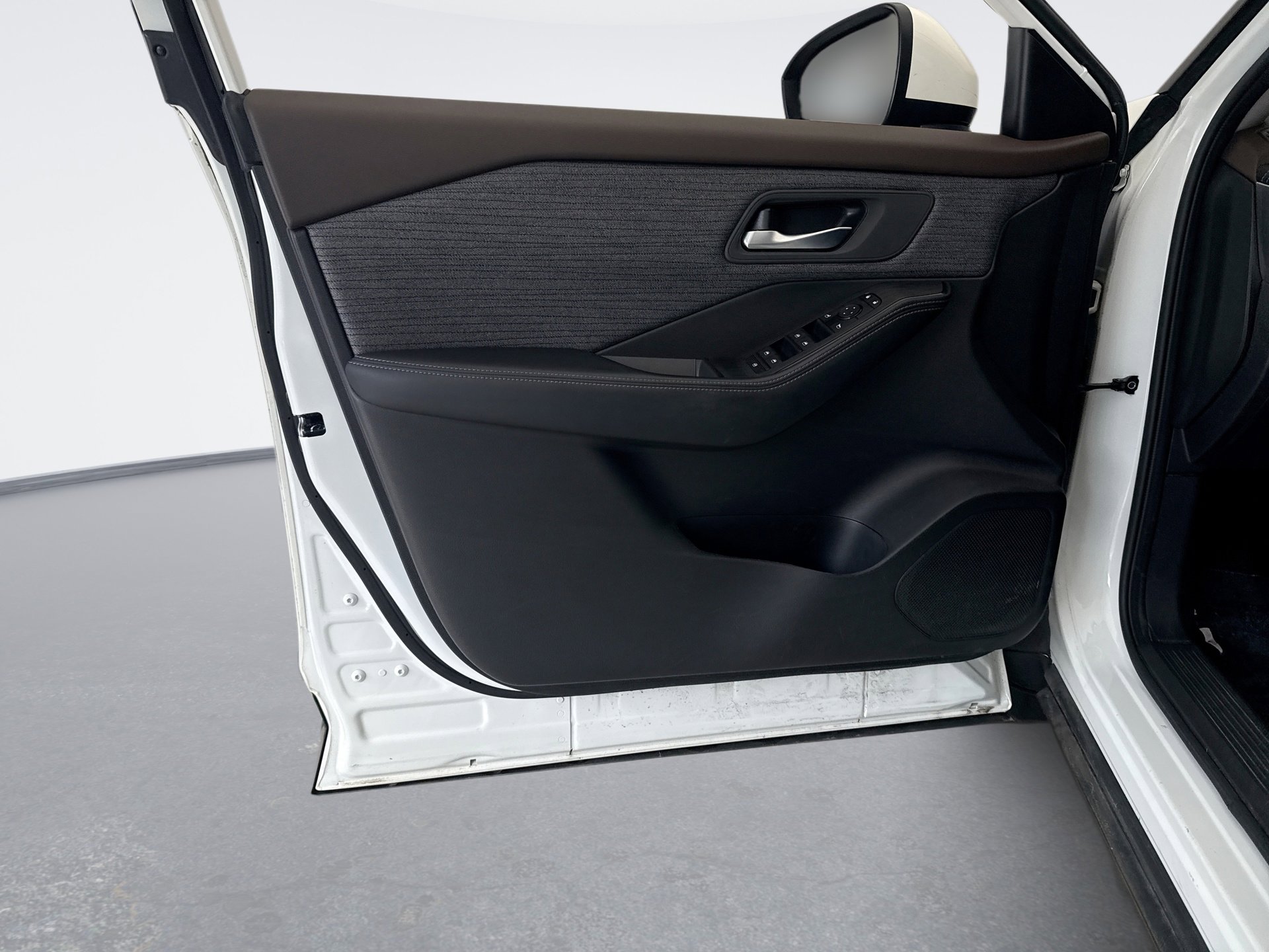 Used 2023 Nissan Rogue SV image 9