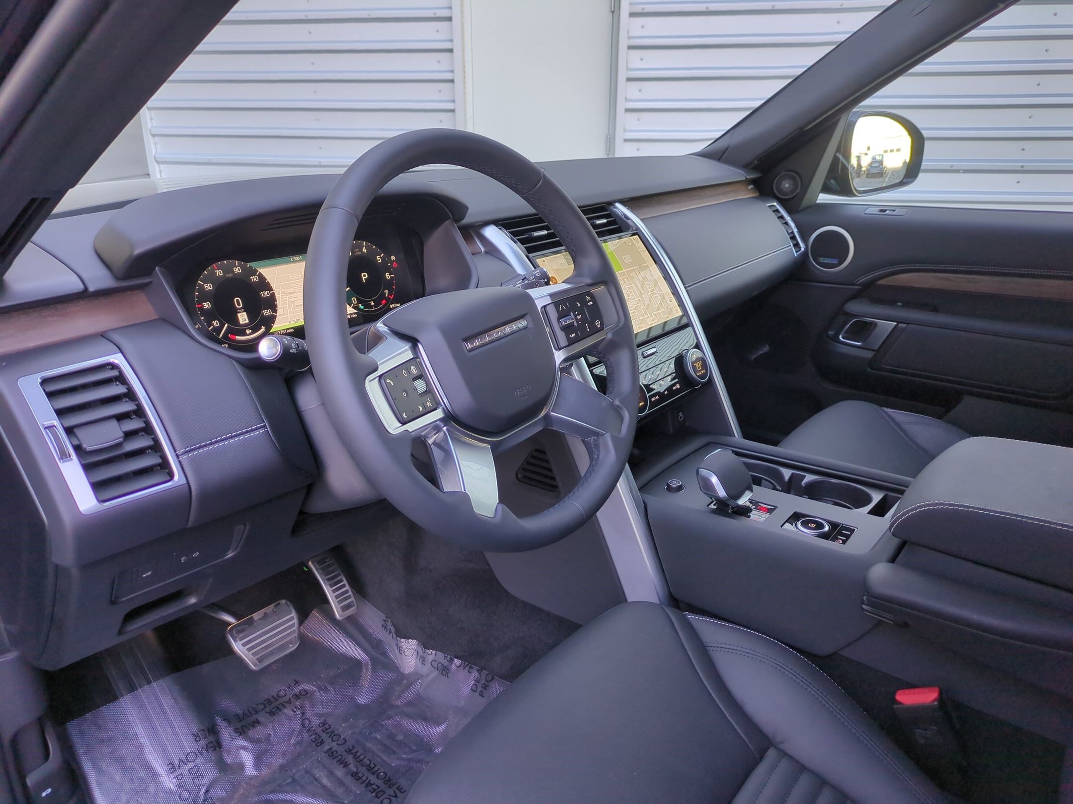 Used 2025 Land Rover Discovery Dynamic SE image 14