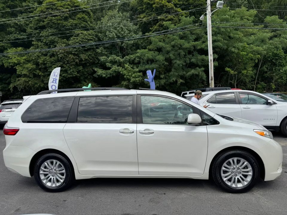Used 2015 Toyota Sienna XLE FWD image 6