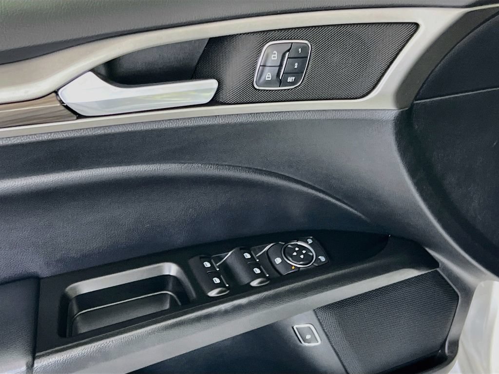 Used 2017 Ford Fusion Energi SE FWD image 18