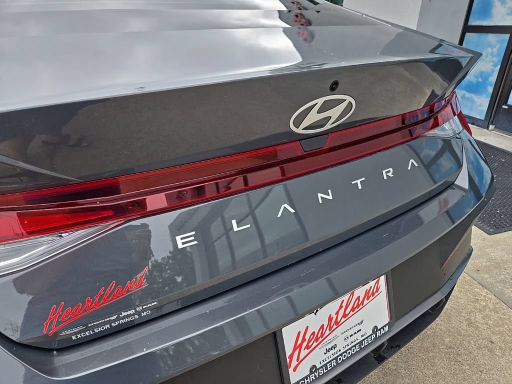 Used 2025 Hyundai Elantra SE FWD image 20