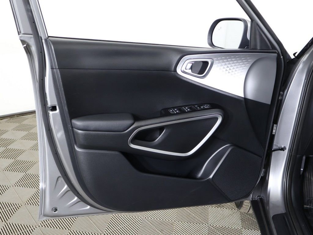 Used 2025 Kia Soul LX w/ LX Technology Package FWD image 21