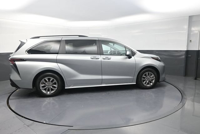 Used 2025 Toyota Sienna XLE FWD image 9