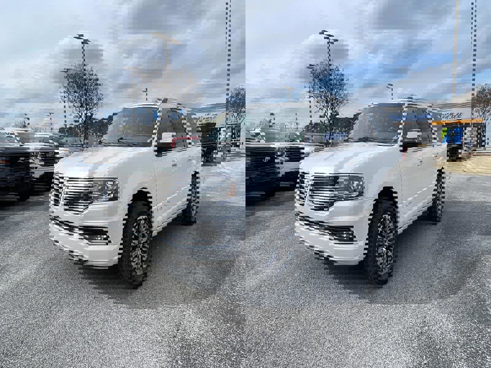 Used 2016 Lincoln Navigator Select image 9